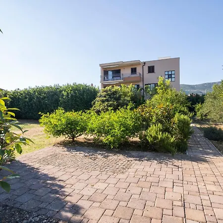 Apartman With Swimming Pool Kastel Stafilic, - 23473 *